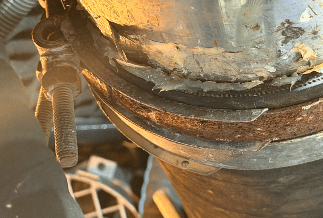 MAN D2848LE401 marine diesel engine exhaust hoses and hose clamps requiring replacement during Princess LE COMPROMIS mechanical survey