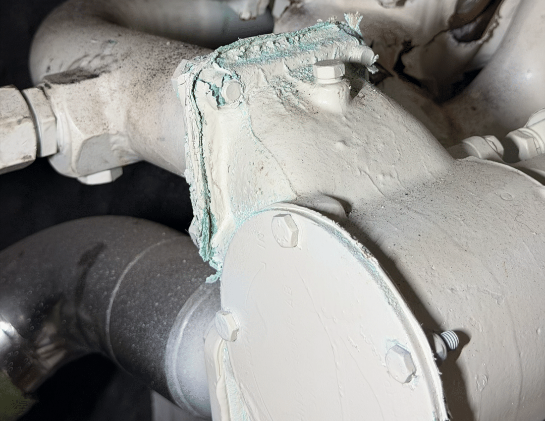 MAN D2848LE401 marine engine seawater pump with leakage at shaft seal and weep-hole area